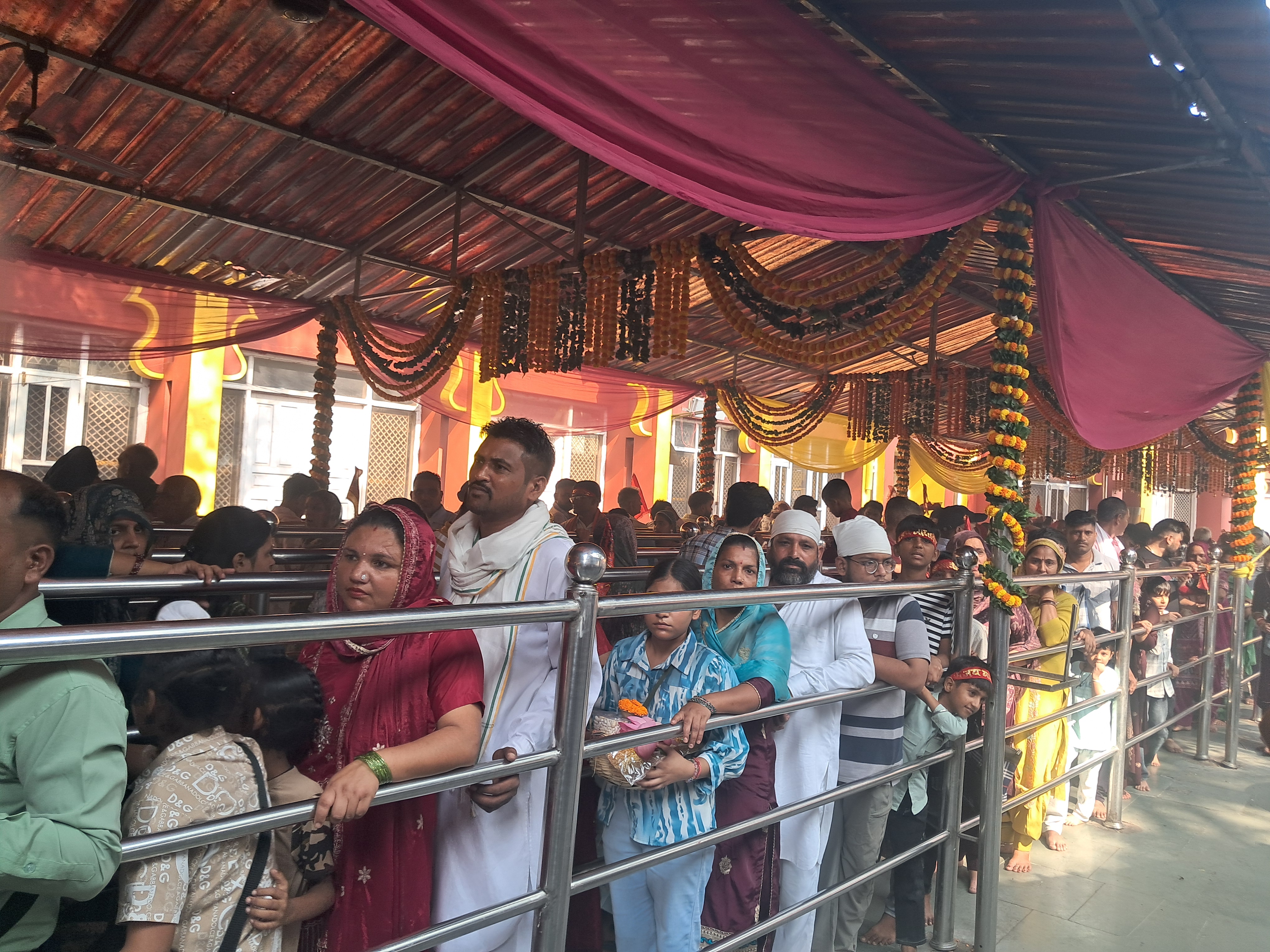 Pilgrims in disciplined que...